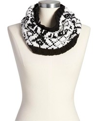 schwarzer und weißer Schal mit Fair Isle-Muster