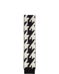 schwarzer und weißer Schal mit Hahnentritt-Muster