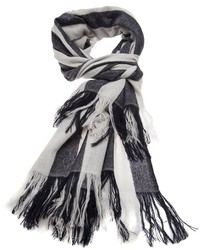 schwarzer und weißer vertikal gestreifter Schal