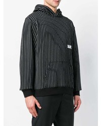 schwarzer vertikal gestreifter Pullover mit einem Kapuze von RtA