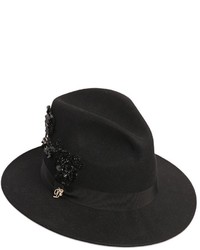 schwarzer verzierter Hut