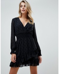 schwarzes ausgestelltes Kleid aus Samt mit Rüschen von PrettyLittleThing