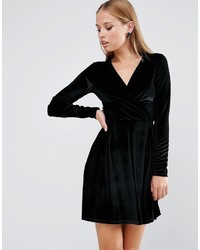 schwarzes ausgestelltes Kleid aus Samt von Asos