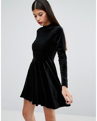 schwarzes ausgestelltes Kleid aus Samt von Boohoo