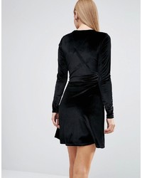 schwarzes ausgestelltes Kleid aus Samt von Asos