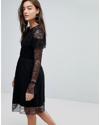 schwarzes ausgestelltes Kleid aus Spitze mit Rüschen von Warehouse