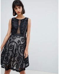 schwarzes ausgestelltes Kleid aus Spitze von Amy Lynn