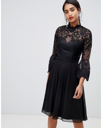 schwarzes ausgestelltes Kleid aus Spitze von Chi Chi London