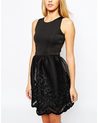 schwarzes ausgestelltes Kleid aus Spitze von Lipsy