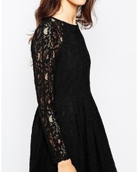 schwarzes ausgestelltes Kleid aus Spitze