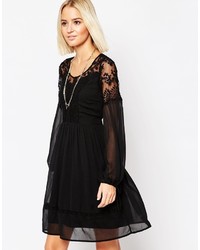 schwarzes ausgestelltes Kleid aus Spitze von Vero Moda