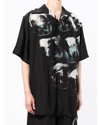 schwarzes bedrucktes Seide Kurzarmhemd von Yohji Yamamoto