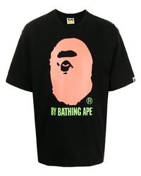 schwarzes bedrucktes T-Shirt mit einem Rundhalsausschnitt von A Bathing Ape