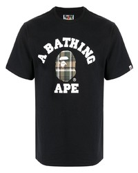 schwarzes bedrucktes T-Shirt mit einem Rundhalsausschnitt von A Bathing Ape