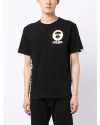 schwarzes bedrucktes T-Shirt mit einem Rundhalsausschnitt von AAPE BY A BATHING APE