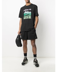 schwarzes bedrucktes T-Shirt mit einem Rundhalsausschnitt von adidas