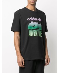 schwarzes bedrucktes T-Shirt mit einem Rundhalsausschnitt von adidas