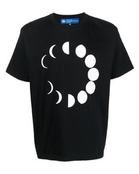 schwarzes bedrucktes T-Shirt mit einem Rundhalsausschnitt von Anrealage