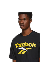 schwarzes bedrucktes T-Shirt mit einem Rundhalsausschnitt von Reebok Classics