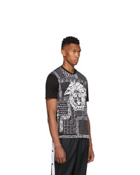 schwarzes bedrucktes T-Shirt mit einem Rundhalsausschnitt von Versace