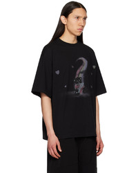 schwarzes bedrucktes T-Shirt mit einem Rundhalsausschnitt von We11done
