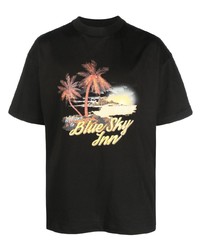 schwarzes bedrucktes T-Shirt mit einem Rundhalsausschnitt von BLUE SKY INN