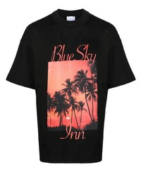schwarzes bedrucktes T-Shirt mit einem Rundhalsausschnitt von BLUE SKY INN