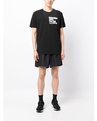 schwarzes bedrucktes T-Shirt mit einem Rundhalsausschnitt von Calvin Klein