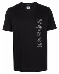 schwarzes bedrucktes T-Shirt mit einem Rundhalsausschnitt von C.P. Company