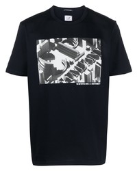 schwarzes bedrucktes T-Shirt mit einem Rundhalsausschnitt von C.P. Company