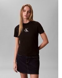 schwarzes bedrucktes T-Shirt mit einem Rundhalsausschnitt von Calvin Klein Jeans