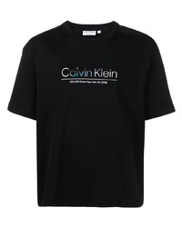 schwarzes bedrucktes T-Shirt mit einem Rundhalsausschnitt von Calvin Klein