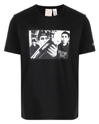 schwarzes bedrucktes T-Shirt mit einem Rundhalsausschnitt von Champion