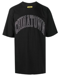 schwarzes bedrucktes T-Shirt mit einem Rundhalsausschnitt von Chinatown Market