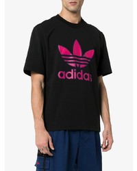 schwarzes bedrucktes T-Shirt mit einem Rundhalsausschnitt von adidas