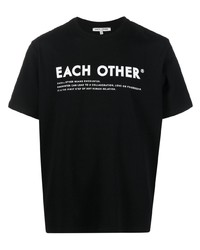 schwarzes bedrucktes T-Shirt mit einem Rundhalsausschnitt von Each X Other