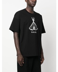 schwarzes bedrucktes T-Shirt mit einem Rundhalsausschnitt von White Mountaineering