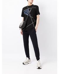 schwarzes bedrucktes T-Shirt mit einem Rundhalsausschnitt von Armani Exchange