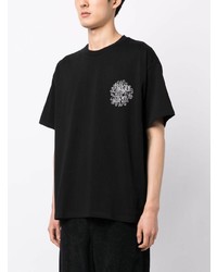 schwarzes bedrucktes T-Shirt mit einem Rundhalsausschnitt von FIVE CM