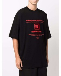 schwarzes bedrucktes T-Shirt mit einem Rundhalsausschnitt von Vetements