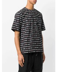 schwarzes bedrucktes T-Shirt mit einem Rundhalsausschnitt von Sacai