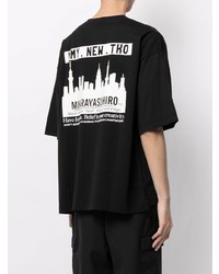 schwarzes bedrucktes T-Shirt mit einem Rundhalsausschnitt von Maison Mihara Yasuhiro