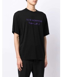 schwarzes bedrucktes T-Shirt mit einem Rundhalsausschnitt von Qasimi