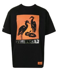 schwarzes bedrucktes T-Shirt mit einem Rundhalsausschnitt von Heron Preston