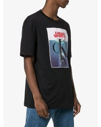 schwarzes bedrucktes T-Shirt mit einem Rundhalsausschnitt von Calvin Klein 205W39nyc