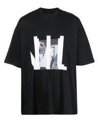 schwarzes bedrucktes T-Shirt mit einem Rundhalsausschnitt von Julius