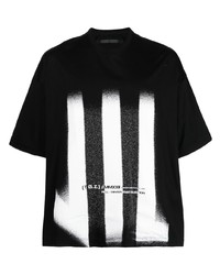 schwarzes bedrucktes T-Shirt mit einem Rundhalsausschnitt von Julius