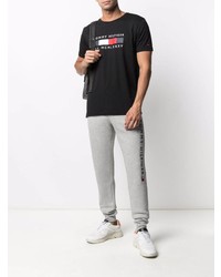 schwarzes bedrucktes T-Shirt mit einem Rundhalsausschnitt von Tommy Hilfiger