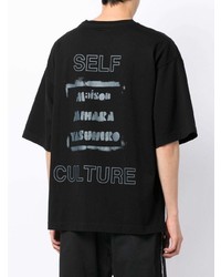 schwarzes bedrucktes T-Shirt mit einem Rundhalsausschnitt von Maison Mihara Yasuhiro