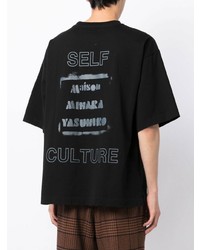 schwarzes bedrucktes T-Shirt mit einem Rundhalsausschnitt von Maison Mihara Yasuhiro